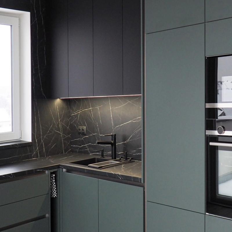 kuchyně s tmavou pracovní deskou