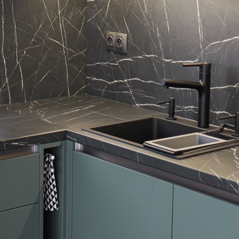 kuchyně s černým dřezem