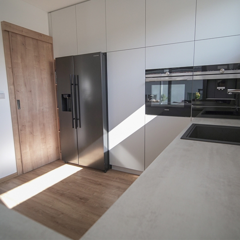 kuchyň s vestavným kávovarem