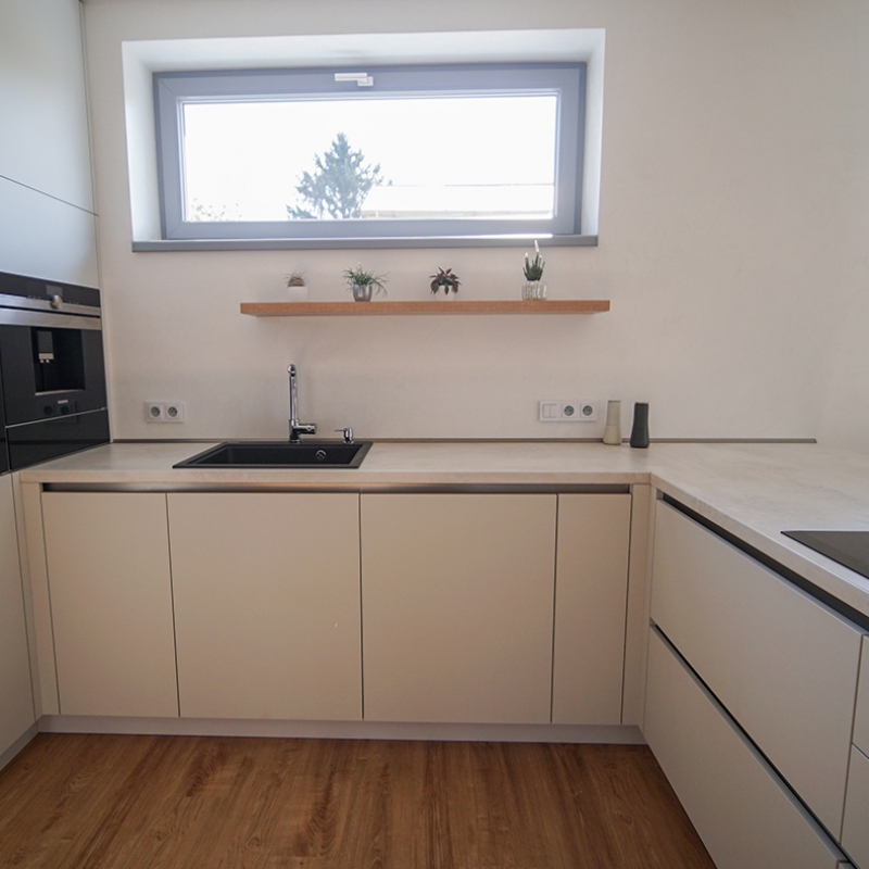 kuchyně světle šedá