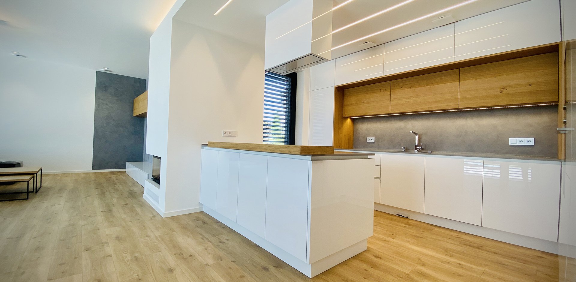 Bílá lesklá kuchyně  - 1