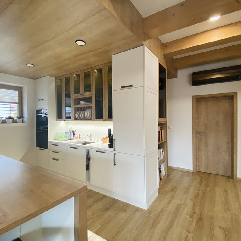 kuchyň a horní prosklené skříňky