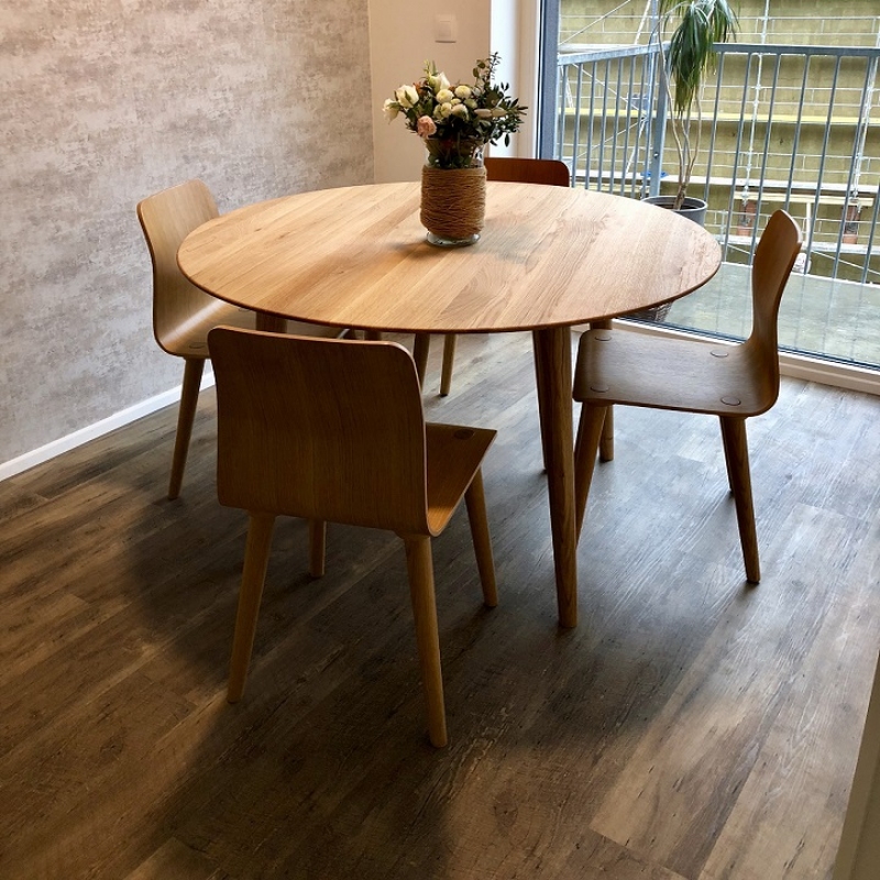 kuchyně s kulatým jídelním stolem