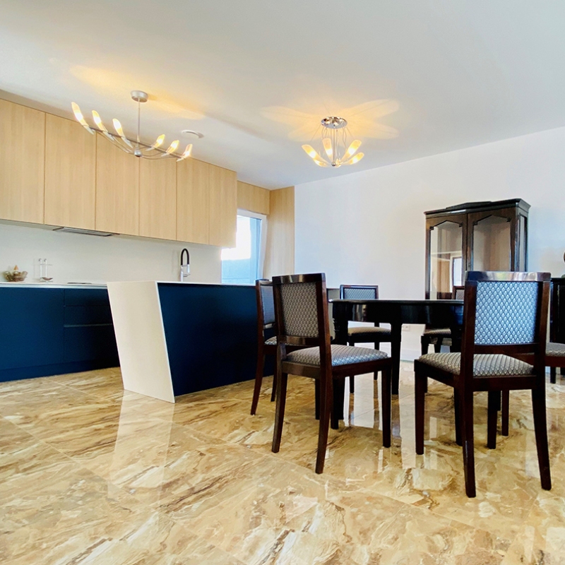 kuchyně s lesklou podlahou