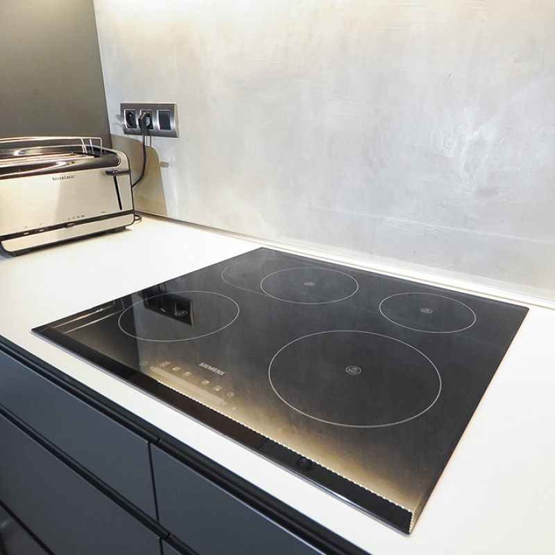 kuchyně s šedou stěrkou