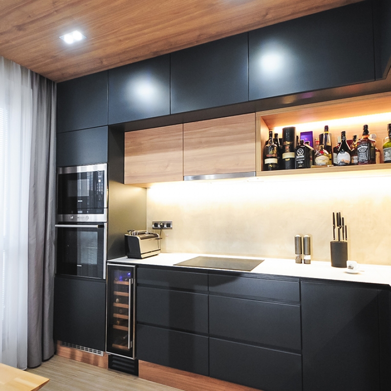 kuchyně s osvětlenou policí