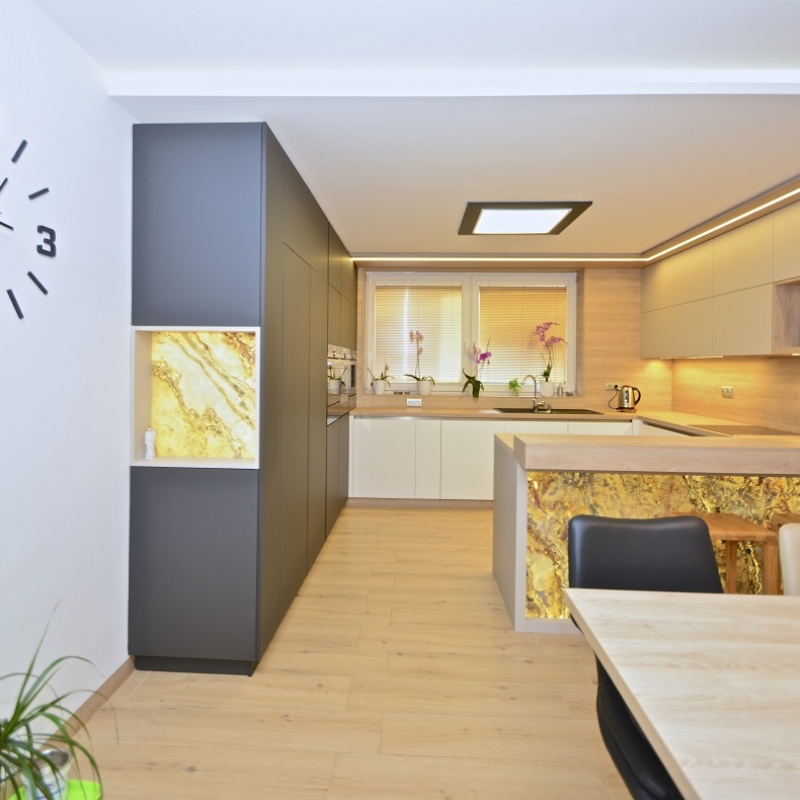 kuchyně s kamennou dýhou