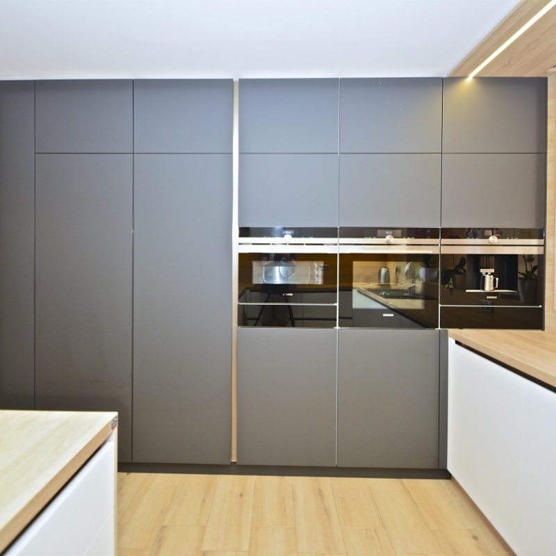 kuchyně se spotřebiči vedle sebe