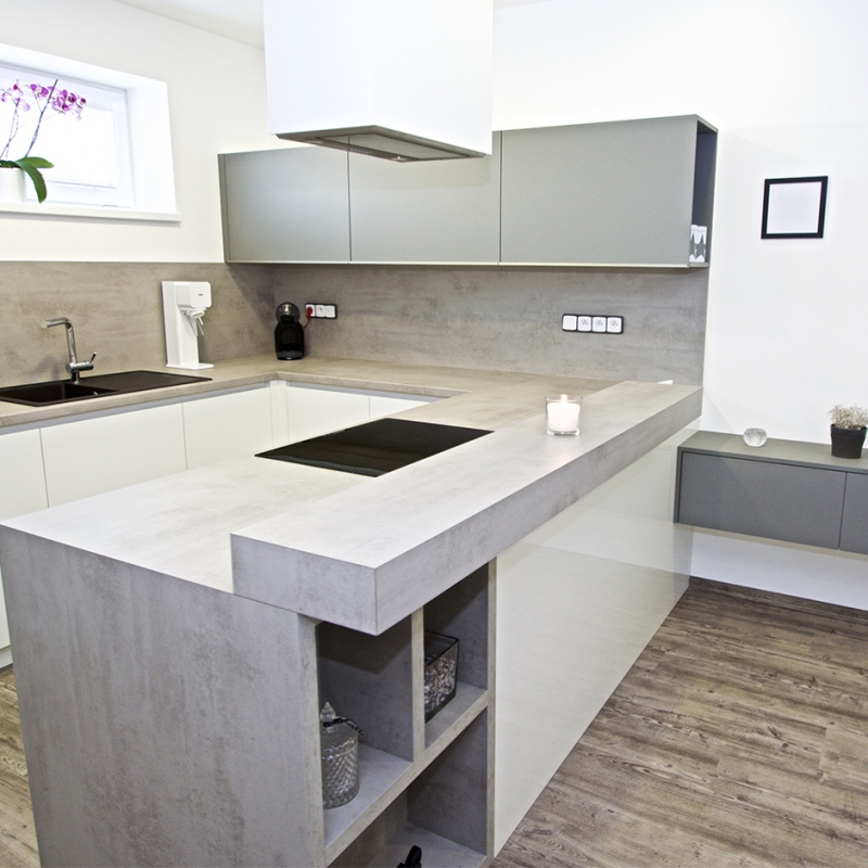 kuchyně s barovým pultem