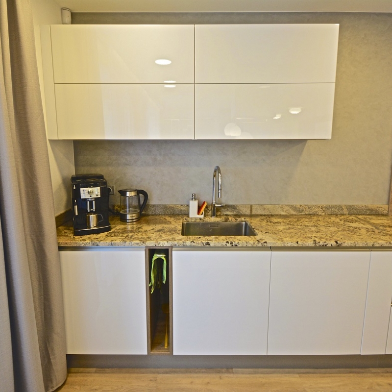 kuchyně s nerezovým dřezem