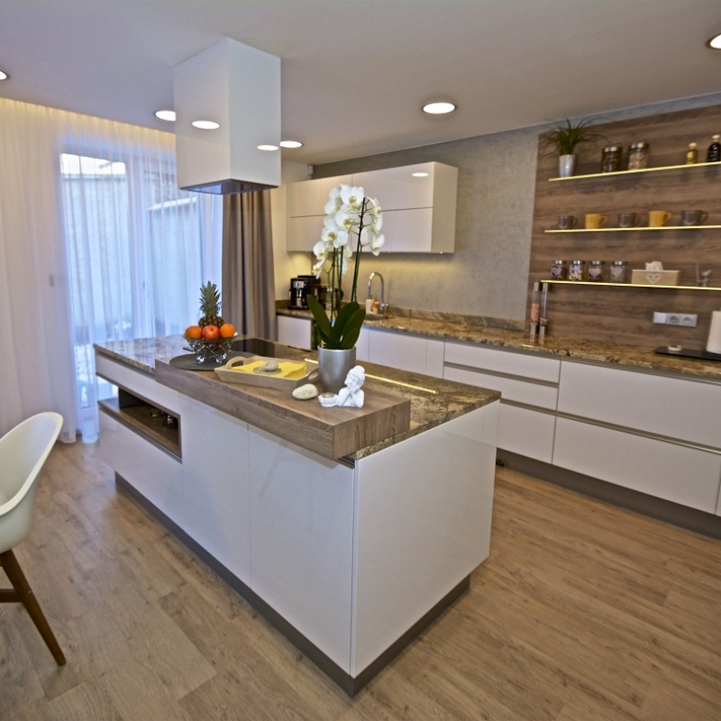 kuchyně se skleněnými policemi