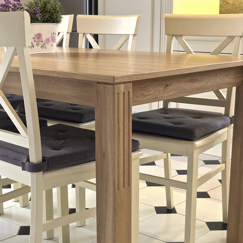 kuchyně s rustikálním jídelním stolem