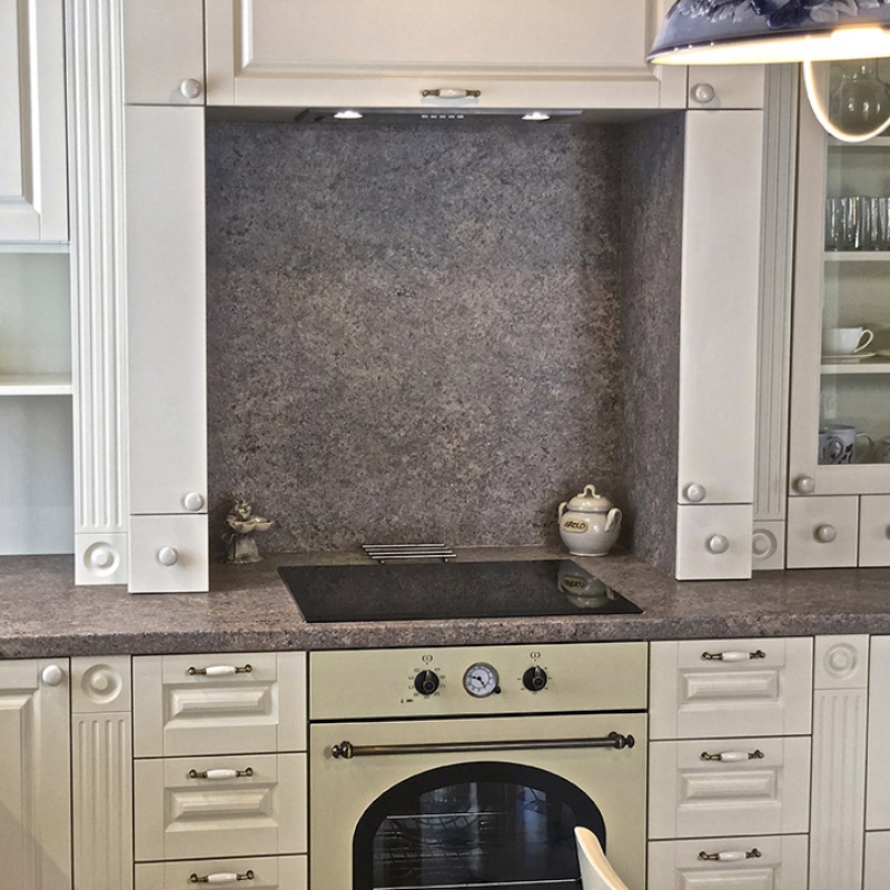 kuchyně s rustikální troubou