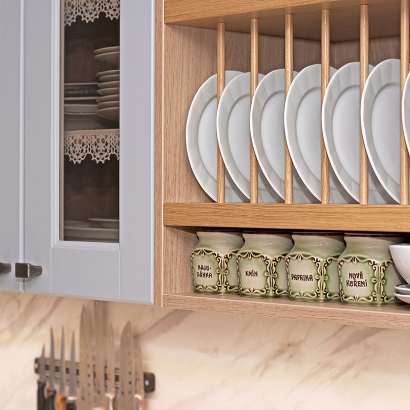 kuchyně s pořadačem na talíře