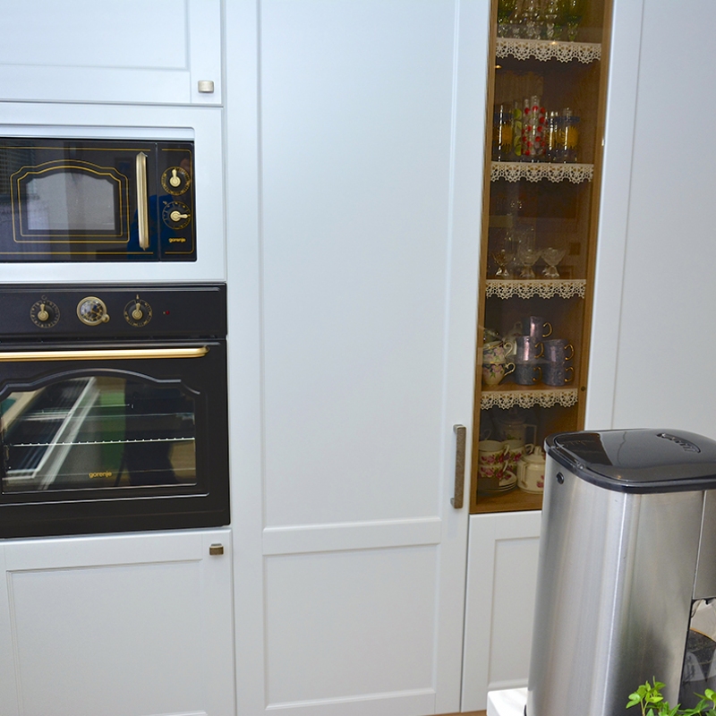 kuchyně se skleněnými dózy