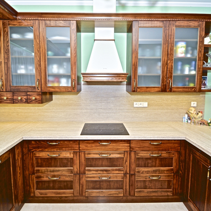 kuchyně s rustikálním odsavačem