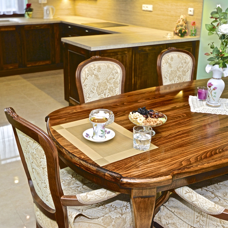 kuchyně se stolem na míru