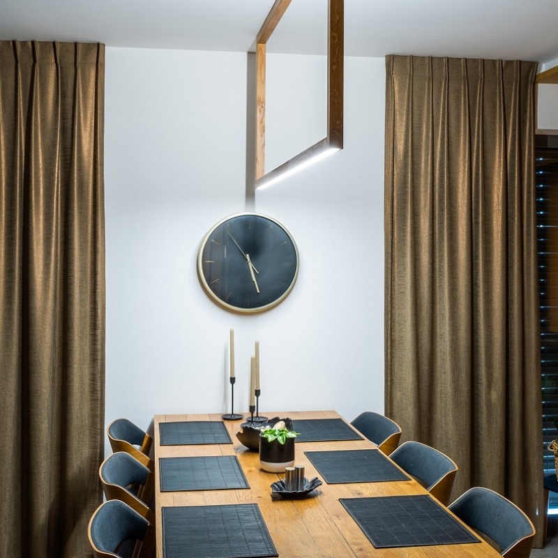 Jídelna s designovým osvětlením