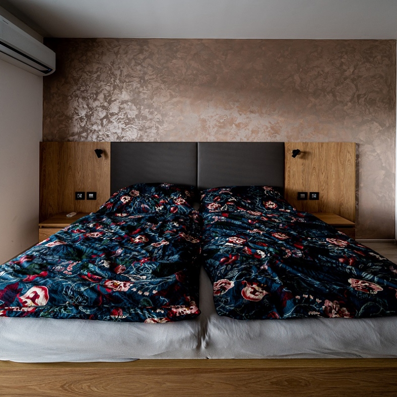 Ložnice s imitací mramoru