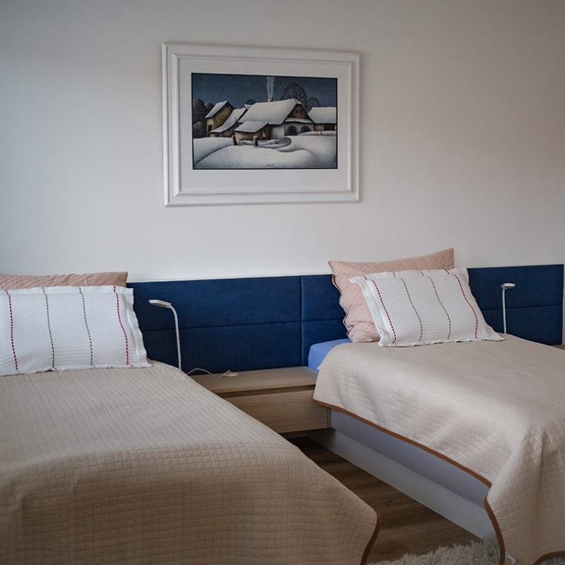 Ložnice s modrým čalouněním