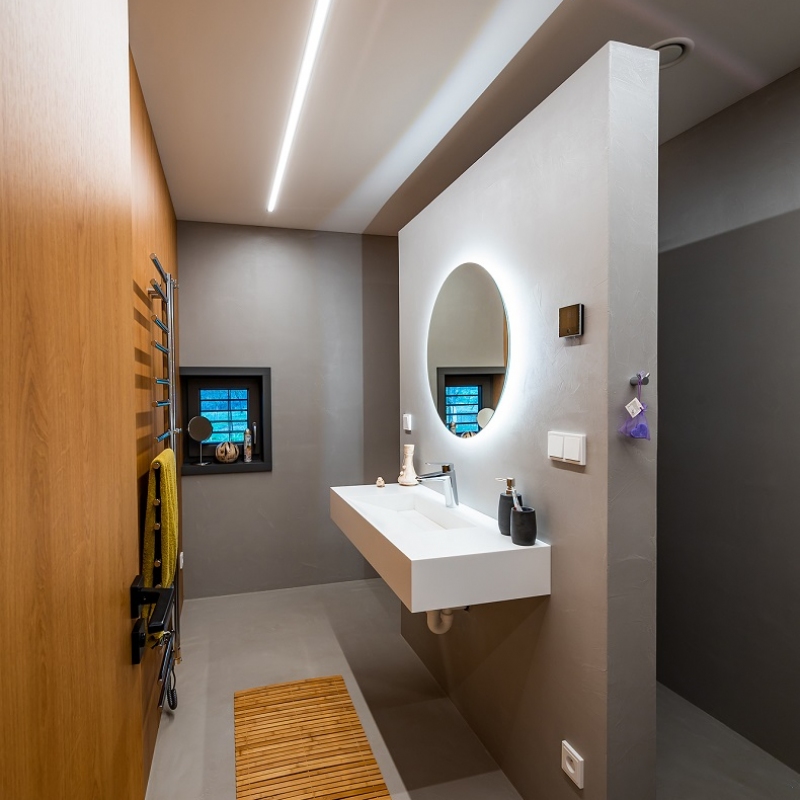 Koupelna s podsvíceným zrcadlem