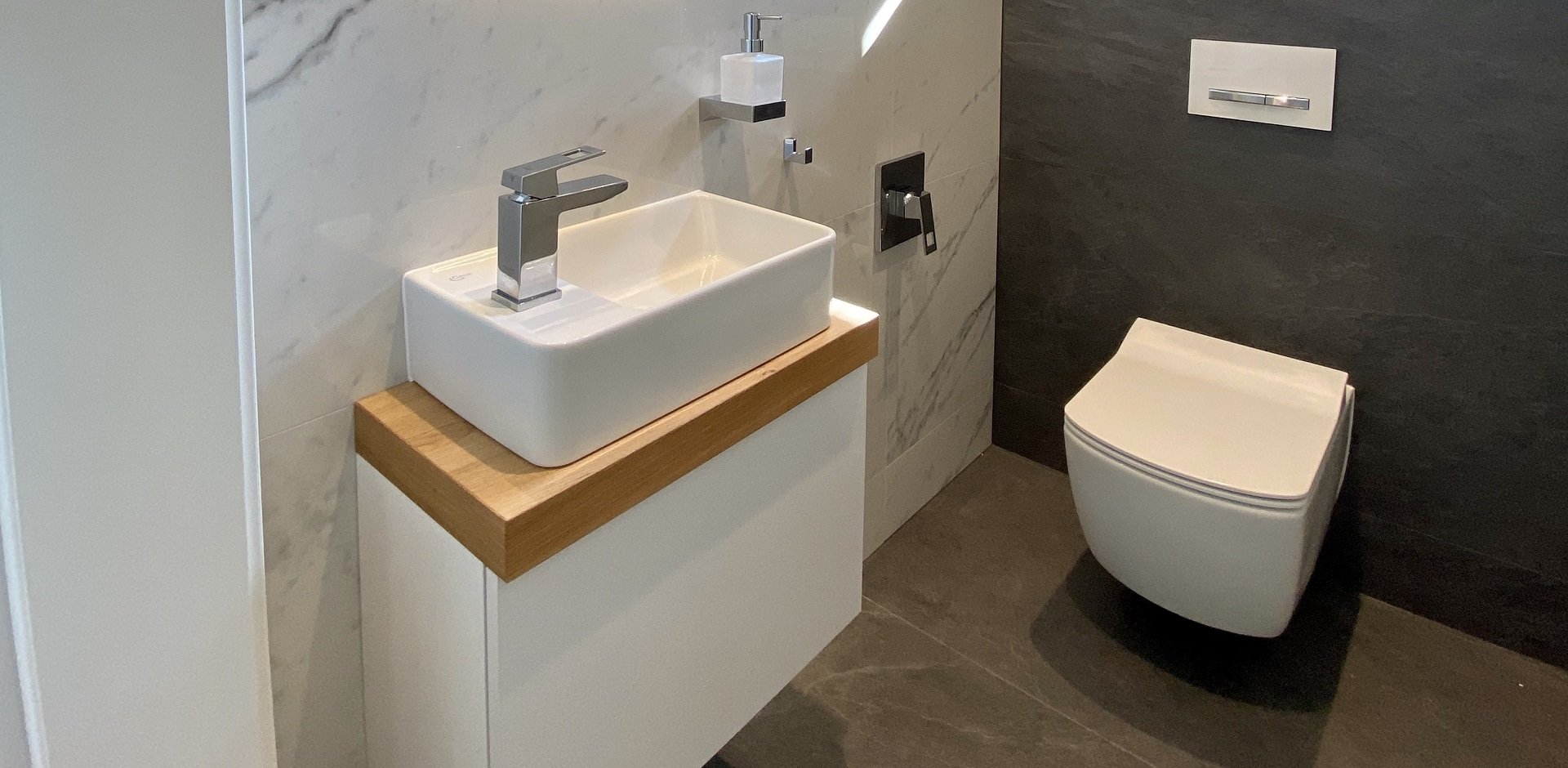 Koupelna v bílém lesku - 1