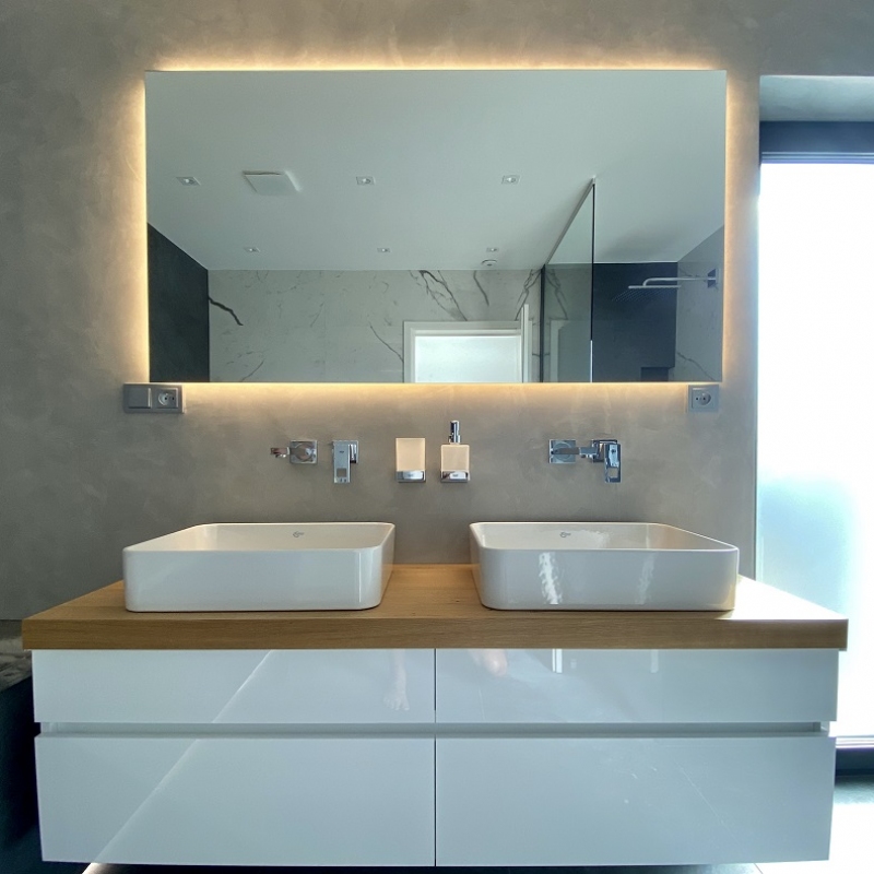 Koupelna v bílém lesku