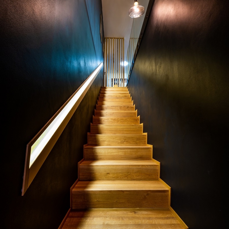 Schodiště se zapuštěným madlem