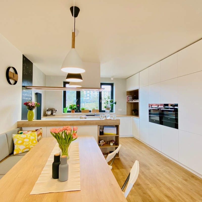 Světlý kompletní interiér