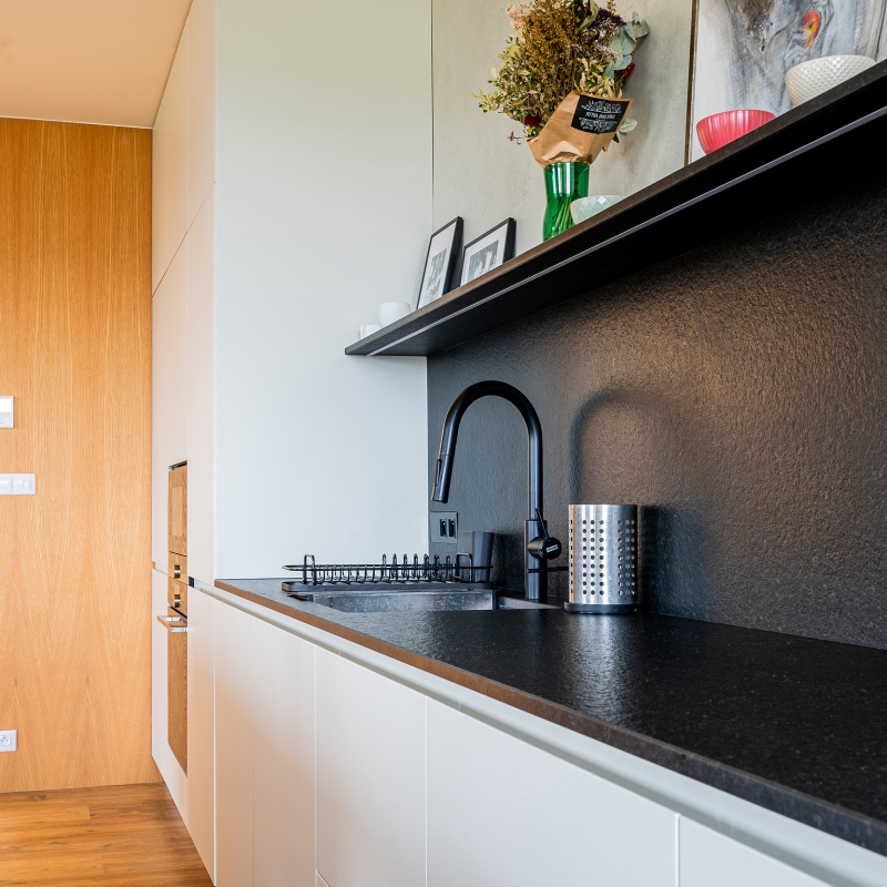 Kuchyně s černou deskou