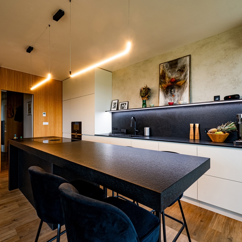Kuchyně s barovým sezením