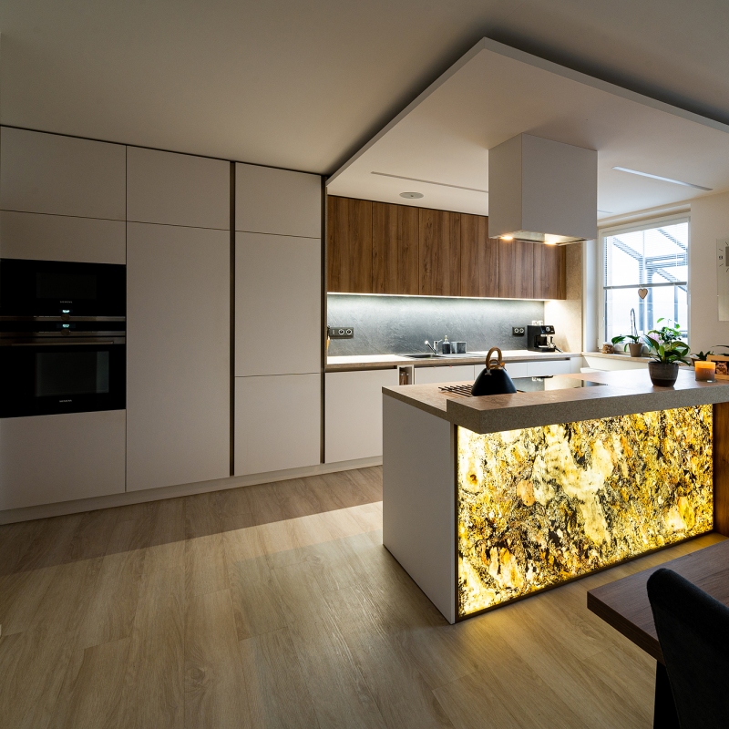 kuchyně s osvětlenou kamennou dýhou