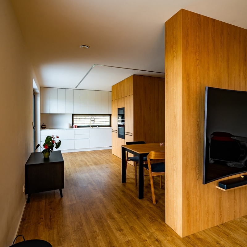 kuchyně s jídelnou a obývákem