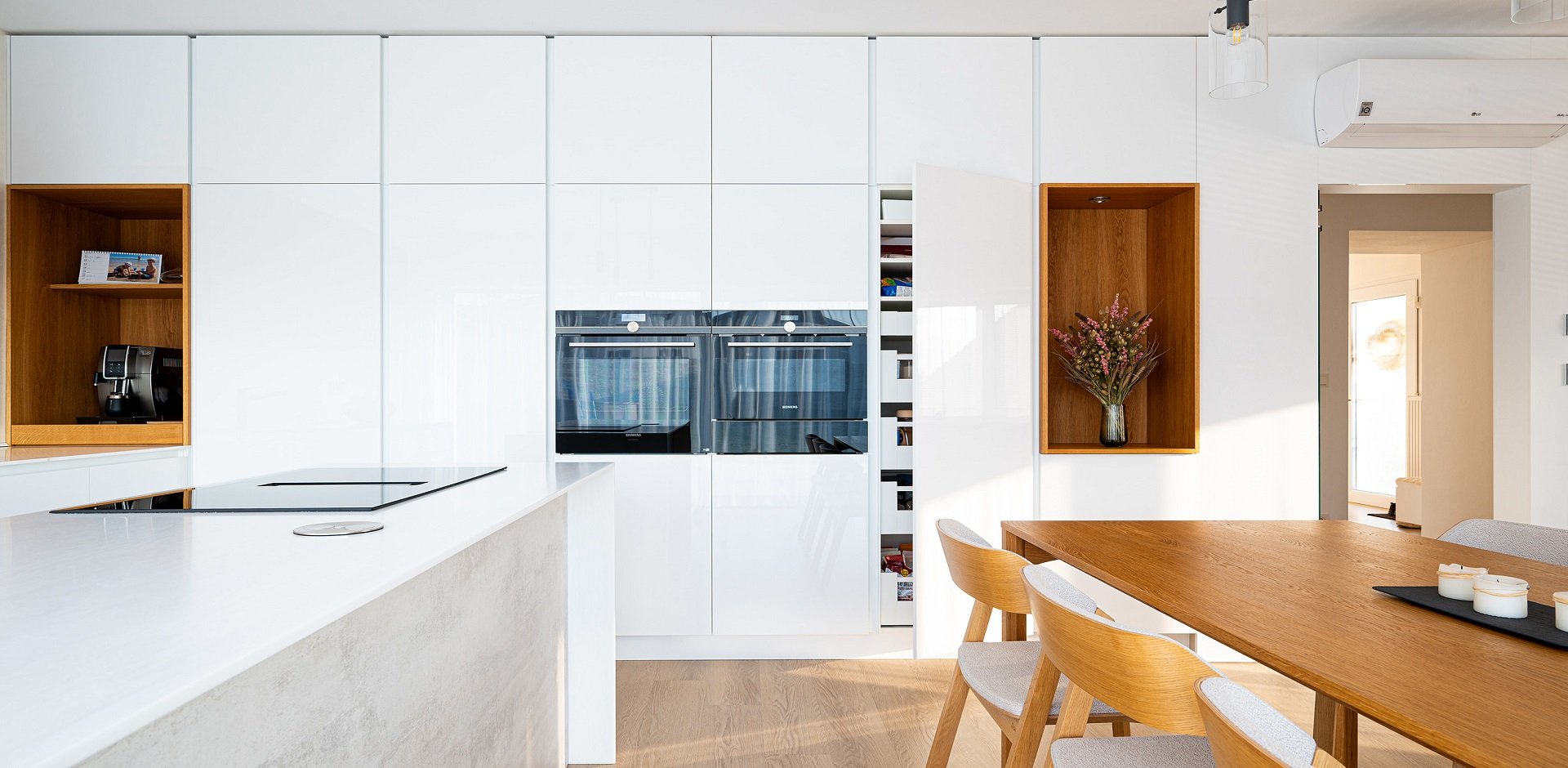 Kuchyně prostorná s dýhou - 1