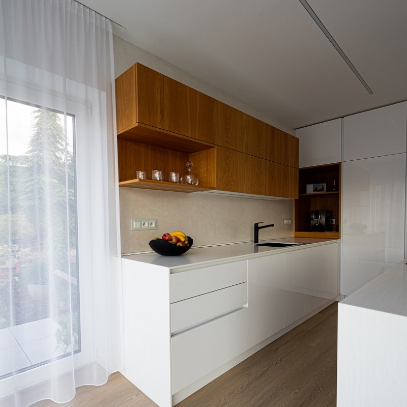 kuchyně s vařením na ostrůvku