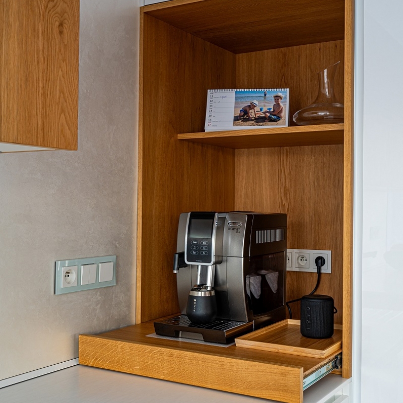 kuchyně s kávovarem