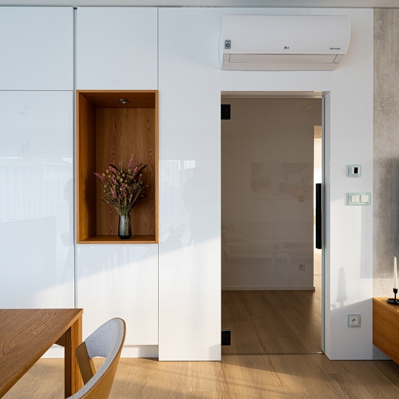 kuchyně s vysokými skříněmi