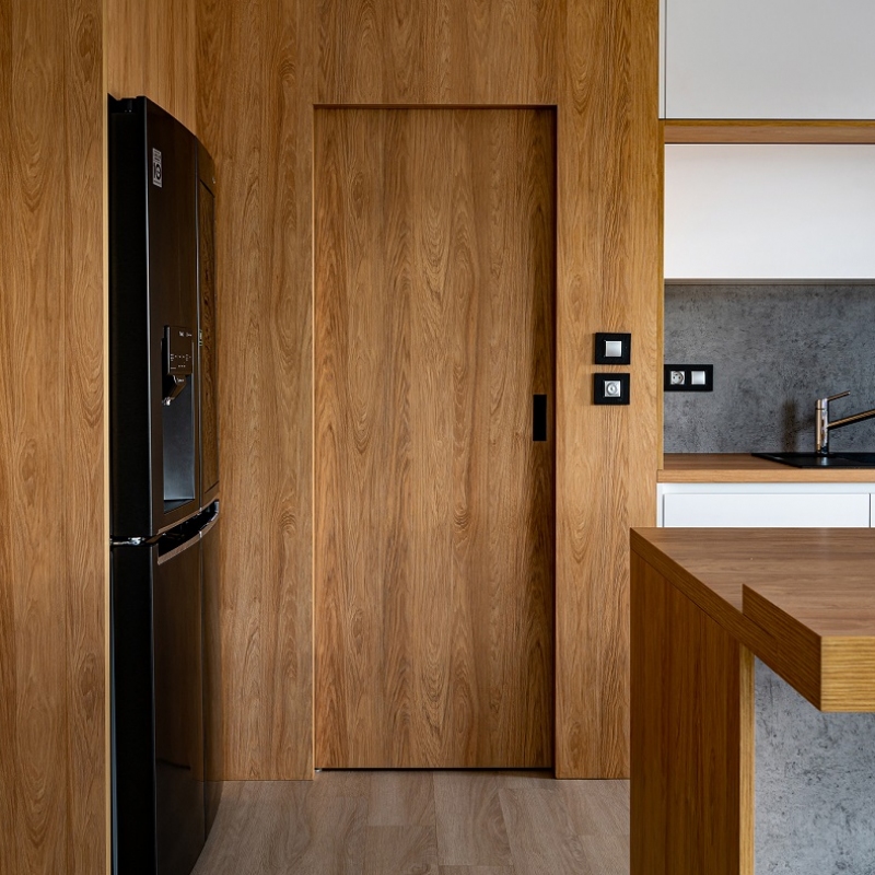 kuchyně s posuvnými dveřmi do spíže