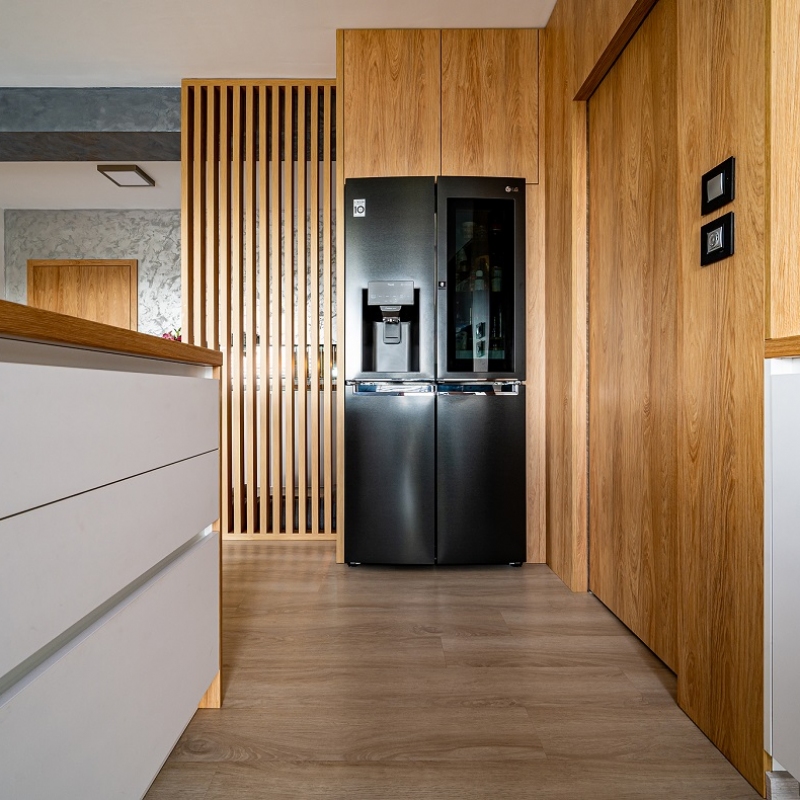 kuchyně s americkou lednicí