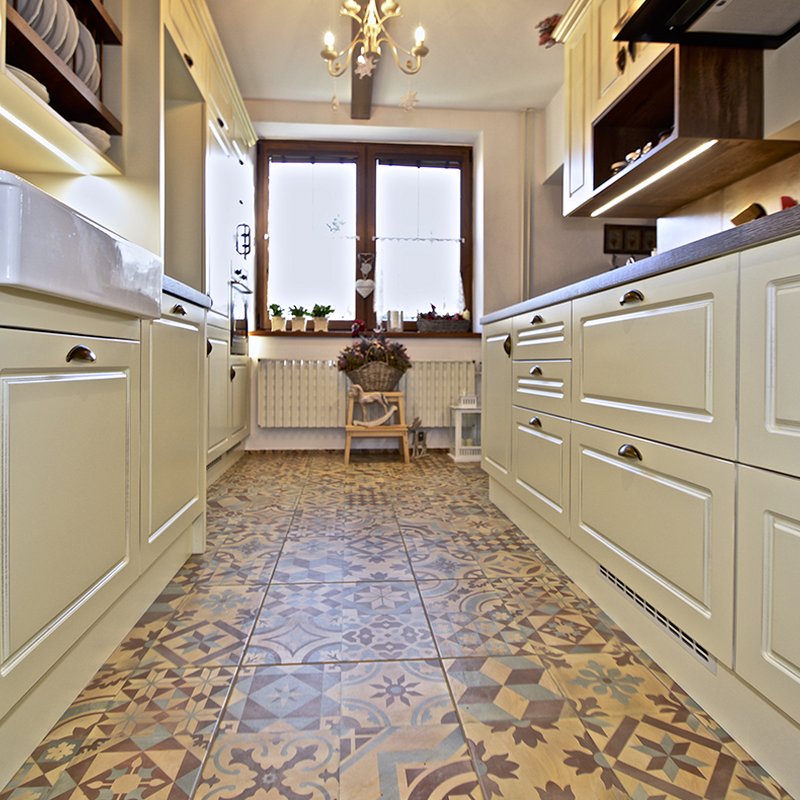 kuchyně s výraznou podlahou